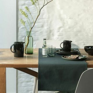 tafelloper-green-strak-donker-tafelaccessoire