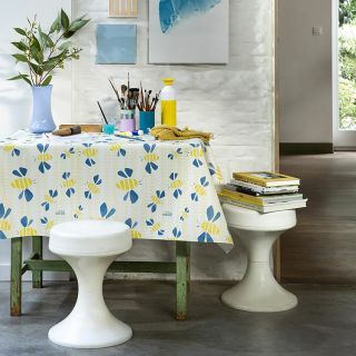 blauw-geel-beitjes-tafelzeil Captain Cook-vrolijk-zomers